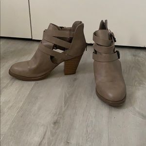 Very cute and short booties